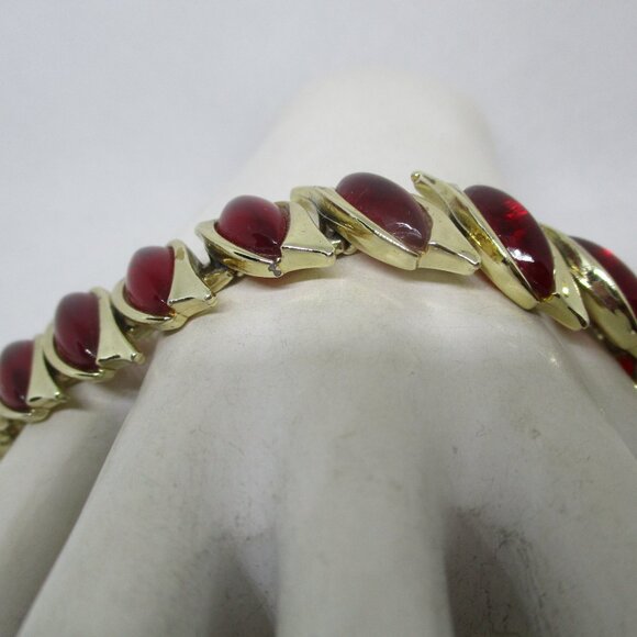 1950s Glass Cabochon Sectional Bracelet Clear Red Glass Gold Tone Metal Bracelet - Picture 4 of 9